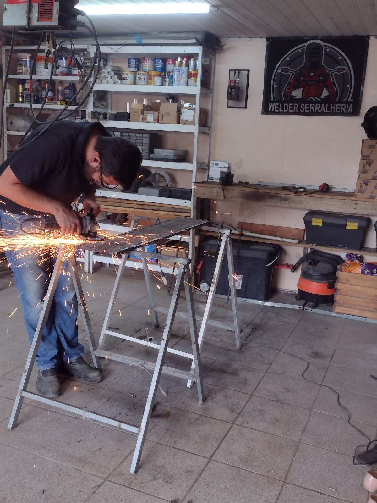 Oficina real da Welder Serralheria, com o proprietário soldando