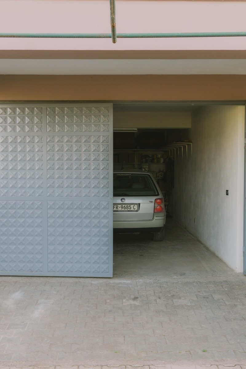 Portão de garagem moderno — foto ilustrativa